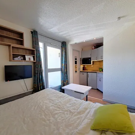 Studette Aux Deux Alpes, Pied Des Pistes